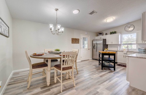 Del Mar Cabaña | Peaceful Lady Lake Home w/ Screened-in Porch!