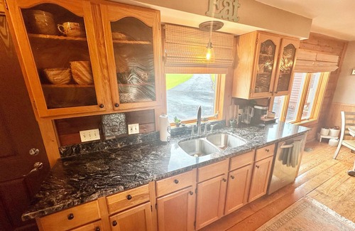 Berwick Cabina | Peaceful Lake Cabin with Hot Tub & Starry Views. Sleeps 10 Comfortably!