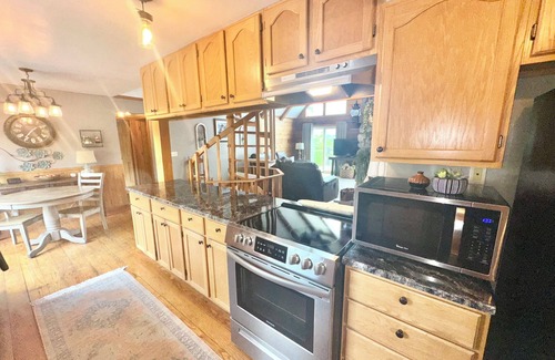 Berwick Cabina | Peaceful Lake Cabin with Hot Tub & Starry Views. Sleeps 10 Comfortably!