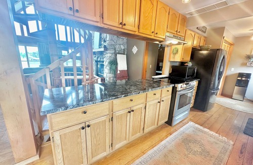 Berwick Cabina | Peaceful Lake Cabin with Hot Tub & Starry Views. Sleeps 10 Comfortably!