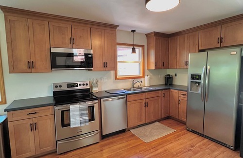 Arrow Point Cabina | Peaceful Lakefront 2 Bedroom Cabin Overlooking Table Lake