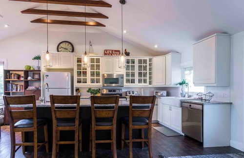 Ameliasburgh Cabaña | Casa frente al lago recientemente renovada en el corazón del condado de Prince Edward