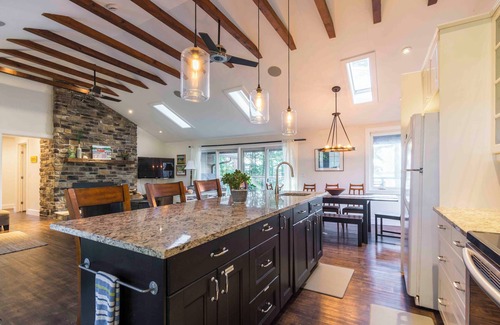 Ameliasburgh Cabaña | Casa frente al lago recientemente renovada en el corazón del condado de Prince Edward