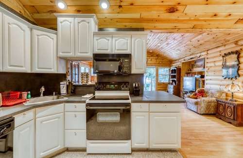 Brant Lake Casa | ¡NUEVO LISTADO! A orillas del lago, casa familiar con playa de arena, muelle privado