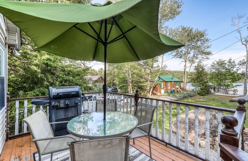 Brant Lake Casa | ¡NUEVO LISTADO! A orillas del lago, casa familiar con playa de arena, muelle privado