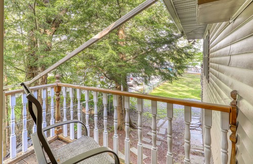 Brant Lake Casa | ¡NUEVO LISTADO! A orillas del lago, casa familiar con playa de arena, muelle privado