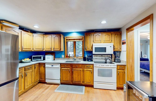 Lake Arrowhead Casa | Peaceful lakefront retreat with private hot tub, game room, & deck - near skiing