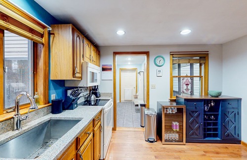 Lake Arrowhead Casa | Peaceful lakefront retreat with private hot tub, game room, & deck - near skiing