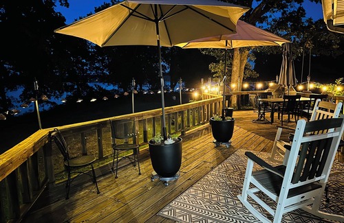 Wagoner Casa | Peaceful lakeside cabin minutes from a swimming beach and boat rental marina