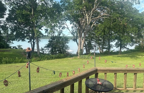 Wagoner Casa | Peaceful lakeside cabin minutes from a swimming beach and boat rental marina