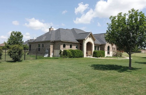 Lytle Casa | Peaceful Lakeside Gem near San Antonio