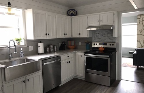 Canyon Lake Casa | Recientemente renovado Lakeview Home con mucho espacio al aire libre y privacidad!