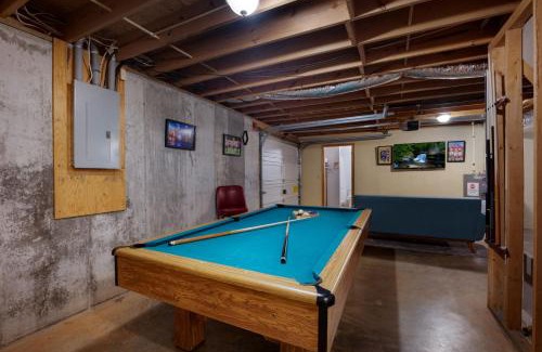 Blue Ridge Villa | Peaceful Living Minutes from Blue Ridge hot tub pool table