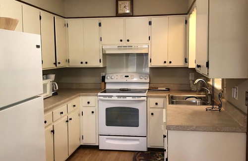 Scottsboro Casa | Peaceful Lodge, private drive, 2 boat garage, near launch on Lake Guntersville