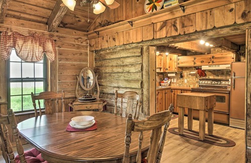 Emerald Beach Cabina | Picturesque Log Cabin < 1 Mile to Table Rock Lake!