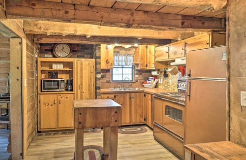 Emerald Beach Cabina | Picturesque Log Cabin < 1 Mile to Table Rock Lake!