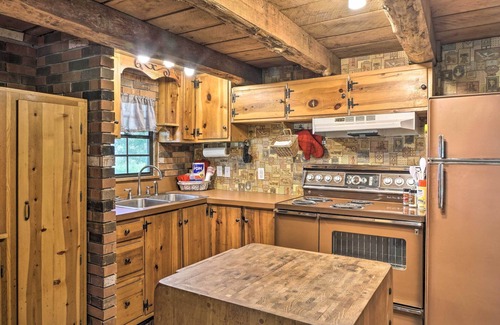 Emerald Beach Cabina | Picturesque Log Cabin < 1 Mile to Table Rock Lake!