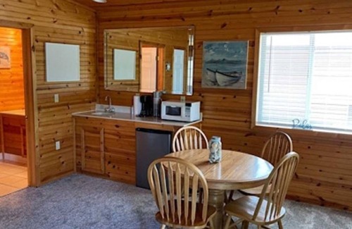 Alger Cabina | Peaceful Log Cabin Perfect for Cozy Couples' Retreat | Scenic Riverfront