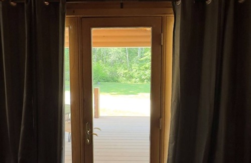Alger Cabina | Peaceful Log Cabin Perfect for Cozy Couples' Retreat | Scenic Riverfront