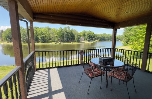 Alger Cabina | Peaceful Log Cabin Perfect for Cozy Couples' Retreat | Scenic Riverfront