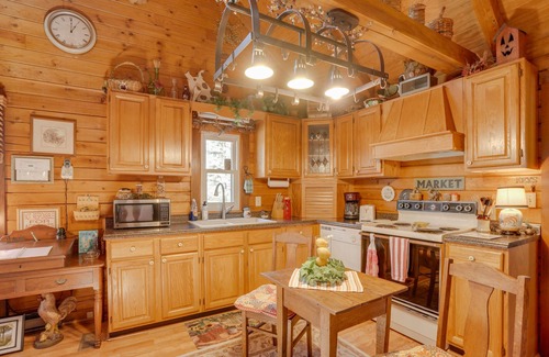 Luray Cabina | Peaceful Luray Cabin w/ Hot Tub, Deck & Fire Pit!