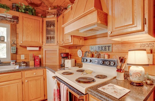 Luray Cabina | Peaceful Luray Cabin w/ Hot Tub, Deck & Fire Pit!