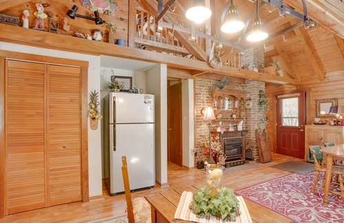 Luray Cabina | Peaceful Luray Cabin w/ Hot Tub, Deck & Fire Pit!