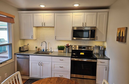 New Hope Apartamento | Peaceful Luxury Retreat Near Downtown Minneapolis - New Exterior Coming Soon!