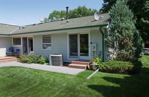 New Hope Apartamento | Peaceful Luxury Retreat Near Downtown Minneapolis - New Exterior Coming Soon!