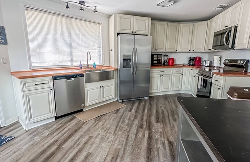 Thomas Drive Casa | Peaceful Lydia Hide-O-Way - Unwind Near Beach, Breakfast, Spa & Go-Karts!