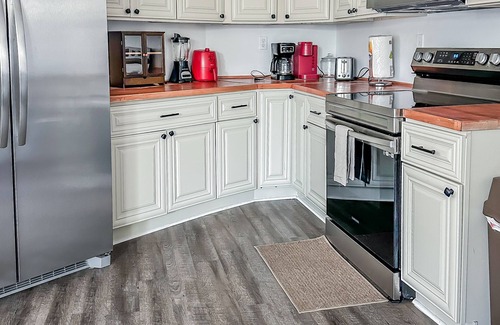 Thomas Drive Casa | Peaceful Lydia Hide-O-Way - Unwind Near Beach, Breakfast, Spa & Go-Karts!