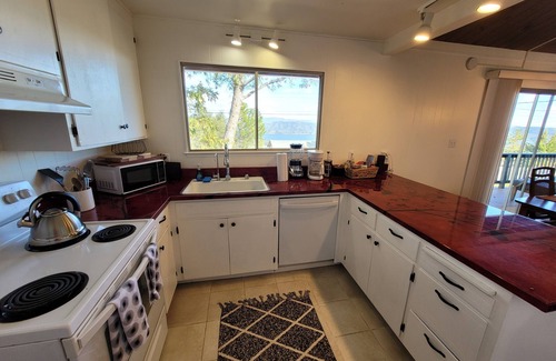 Kelseyville Casa | Peaceful Mid-century home w/ King bed and Hot tub--Amazing lake views!