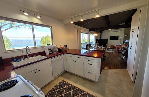 Kelseyville Casa | Peaceful Mid-century home w/ King bed and Hot tub--Amazing lake views!