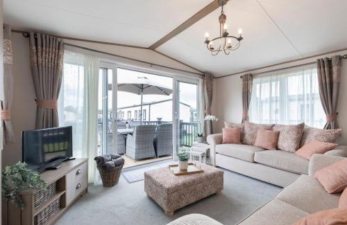 South Cerney Cabina | Peaceful Millers Lodge at The Cotswold Water Park