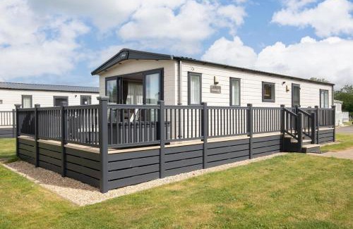 South Cerney Cabina | Peaceful Millers Lodge at The Cotswold Water Park