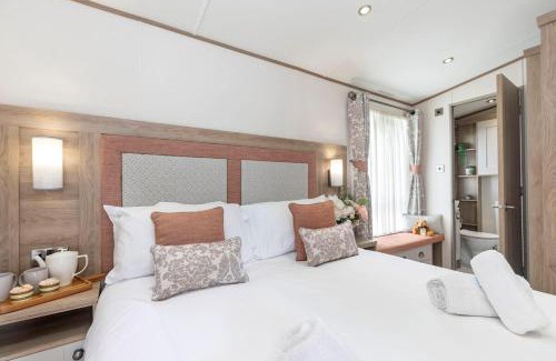 South Cerney Cabina | Peaceful Millers Lodge at The Cotswold Water Park