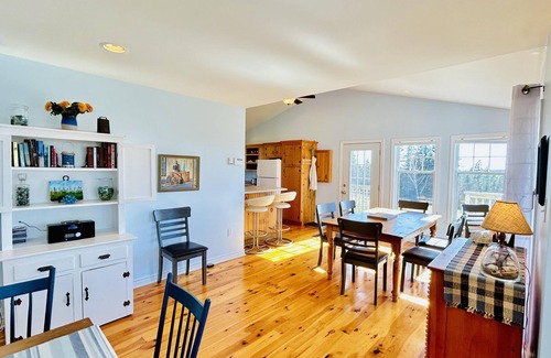Clinton Cabaña | Peaceful, Modern, 3 Bedroom Retreat with Gorgeous Views near Cavendish