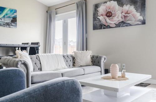 Avon Casa | Peaceful Modern Home near Avon