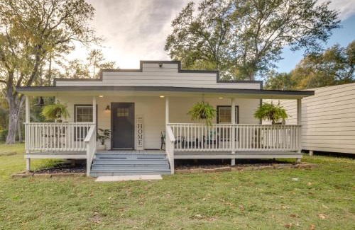 Montgomery Casa | Peaceful Montgomery Vacation Rental with Porch!