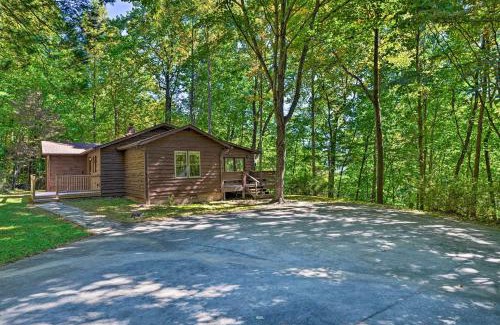 Moravian Falls Casa | Peaceful Moravian Falls Cabin Near Fishing!