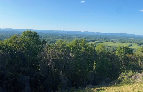 Arlington Condominio | Peaceful mountain condo only 10 minutes to Wilkesboro Motor Speedway.