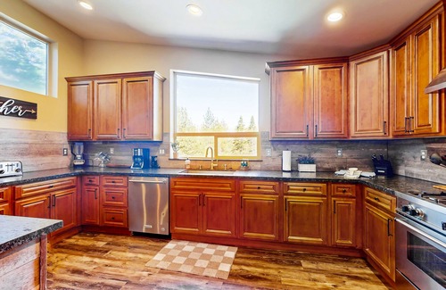 North Upper Truckee Casa | Peaceful Mountain Getaway w/ 3 Decks & Hot Tub, Near Slopes, Hiking & Lake