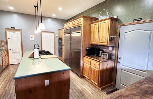 Alta Sierra Cabina | Peaceful Mountain Cabin w/ Hot Tub. Pet Friendly. By Lake Isabella & Kern River.