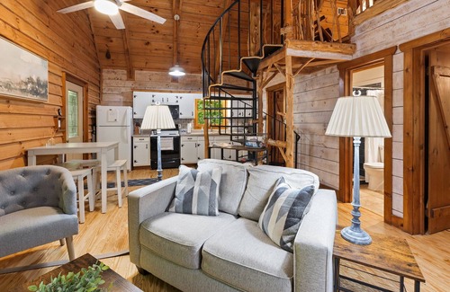 Dahlonega Cabina | Peaceful mountain cabin with hot tub