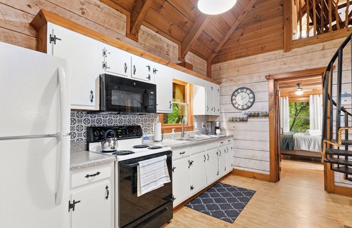 Dahlonega Cabina | Peaceful mountain cabin with hot tub