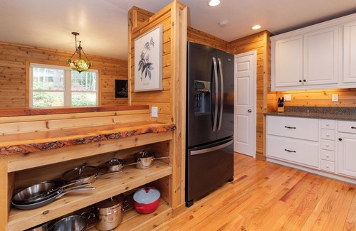 Clyde Cabaña | Peaceful Mountain Cabin Nestled on 3.5 Acres - Multi-Tier Deck, Creek Access!