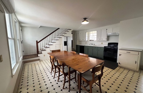 Peaks Otro | Peaceful Mountain Escape for Families – 3BR 2BA Farmhouse at Base of Sharp Top
