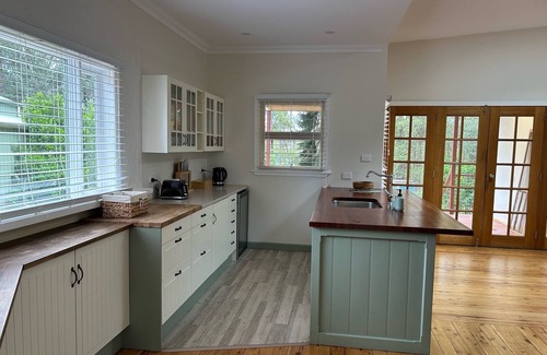Sydney Casa | Peaceful mountains cottage stay. 5min drive to Springwood town and train line.