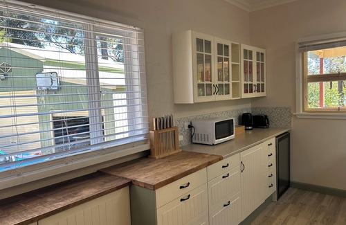 Sydney Casa | Peaceful mountains cottage stay. 5min drive to Springwood town and train line.