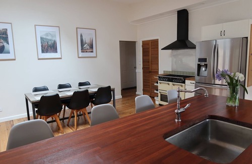 Sydney Casa | Peaceful mountains cottage stay. 5min drive to Springwood town and train line.